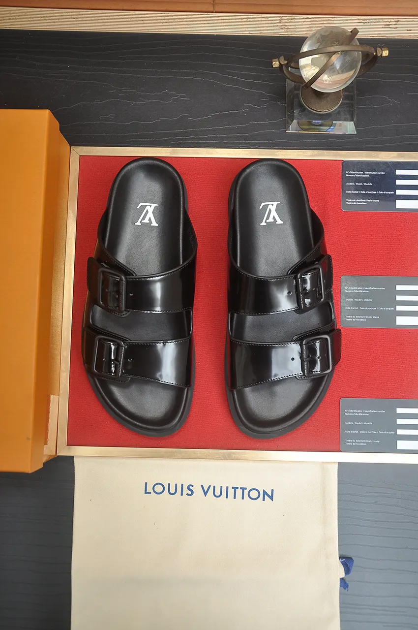 Men's shoes 💰400💶 [Louis Vuitton LV slippers] (high-end cowhide) counter 1:1 fashion style, a must-have for summer! The designer used LV’s iconic outsole. The original simple slippers instantly become fashionable! The upper is made of flexible special cowhide leather straps alternately, and the workmanship is exquisite! A must-have for stylish men in summer, size 38-45 (45 customized)